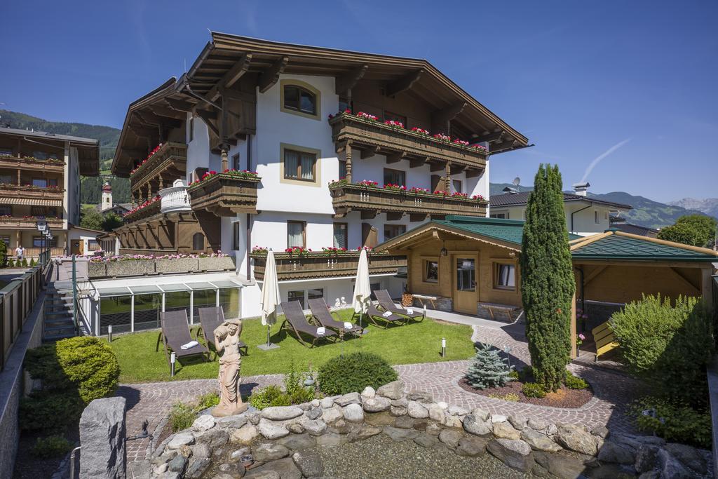 Hotel Alpina Ried im Zillertal Eksteriør billede