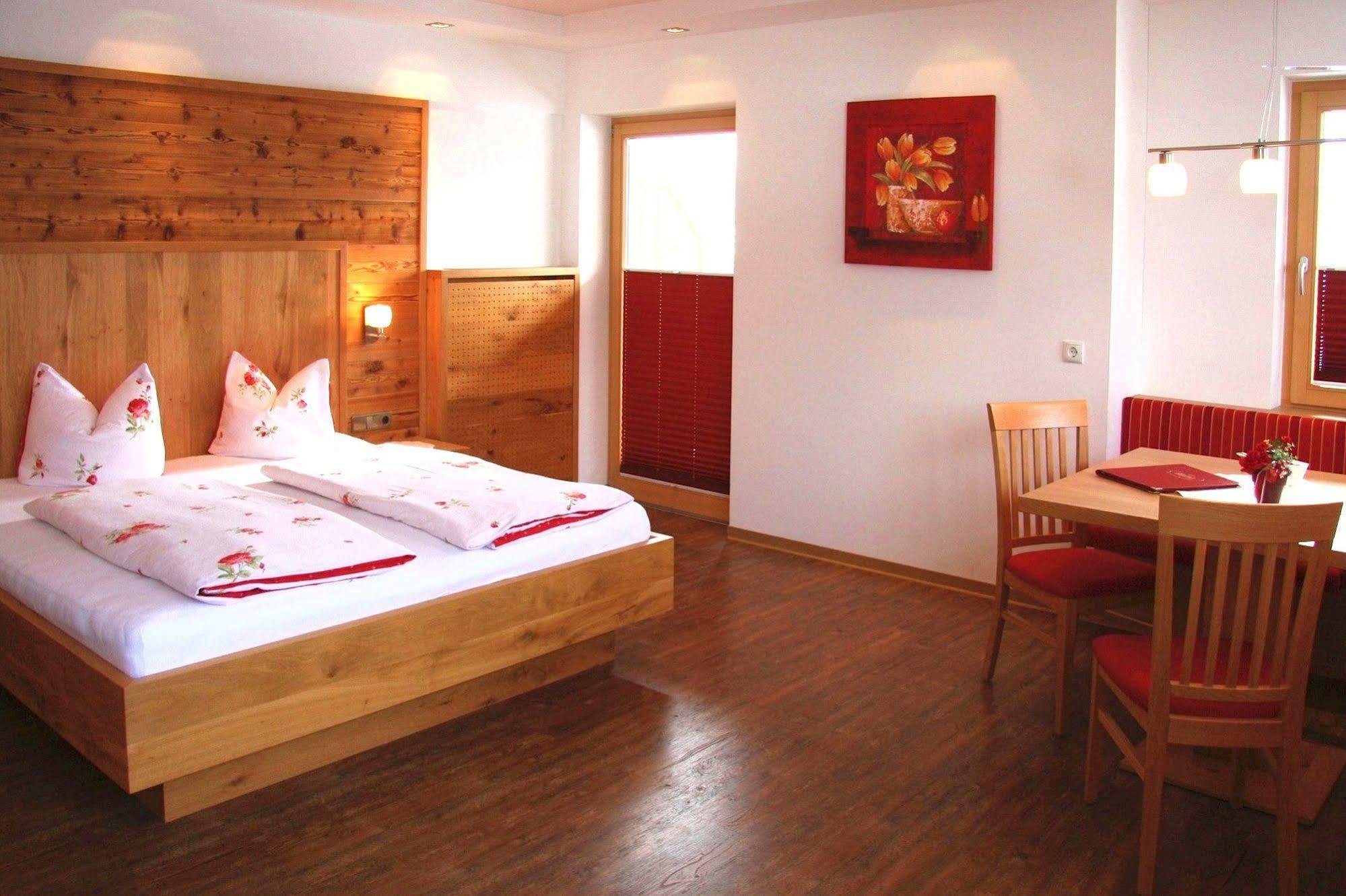 Hotel Alpina Ried im Zillertal Eksteriør billede